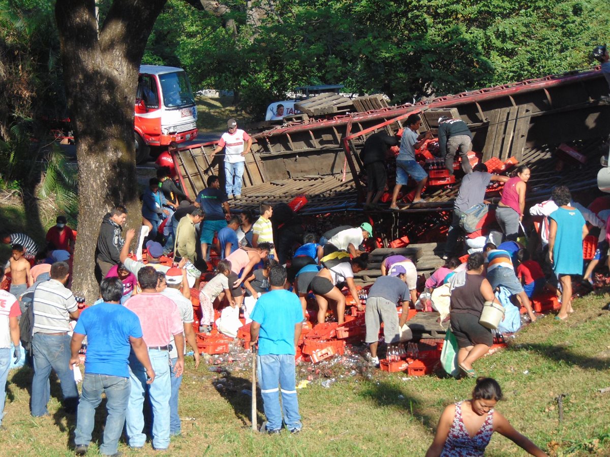 Camión con bebidas carbonatadas queda volcado en la autopista Palín-Escuintls. (Foto Prensa Libre: Carlos E. Paredes)