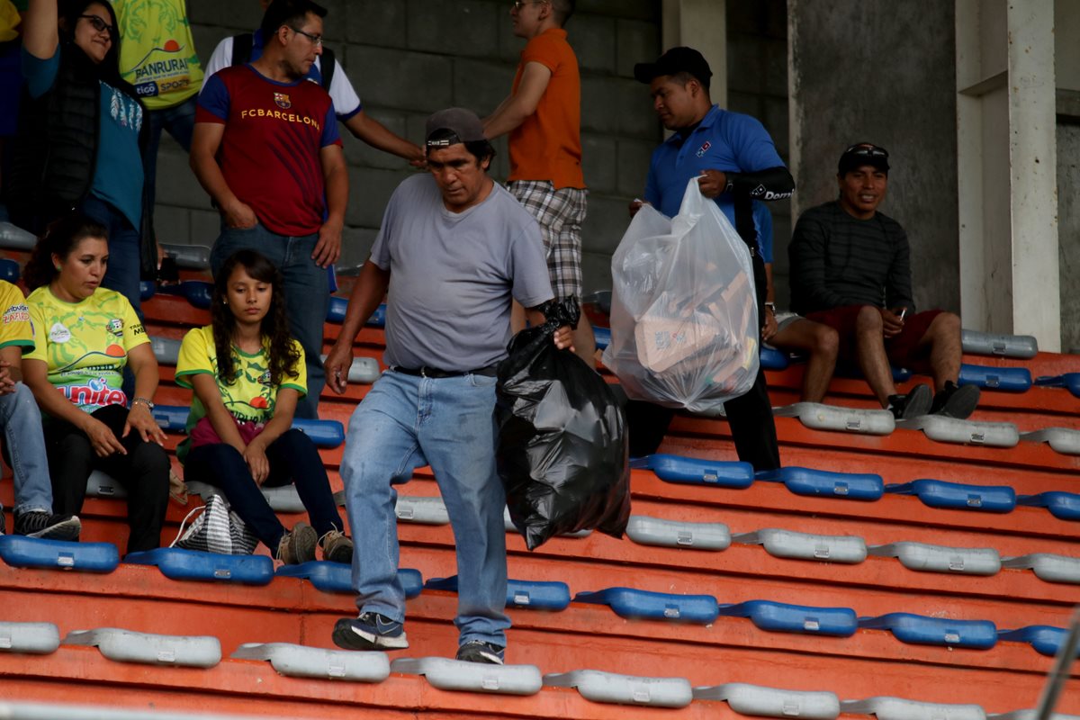 Edward Alvarado es uno de los aficionados que buscan dar ejemplo de mantener limpio el estadio Los Cuchumatanes. (Foto Prensa Libre: Mike Castillo)