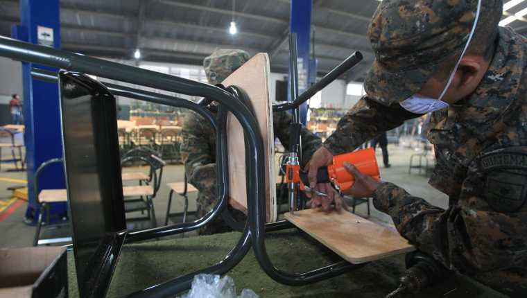 Especialistas elaboran escritorios y sillas de ruedas como parte de las atribuciones del presidente Jimmy Morales.