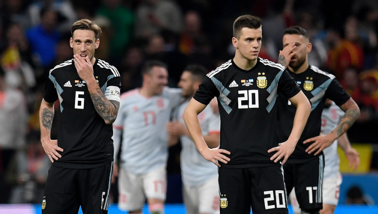 Los jugadores argentinos lucen mal después de la abultada derrota frente a España. (Foto Prensa Libre: AFP)