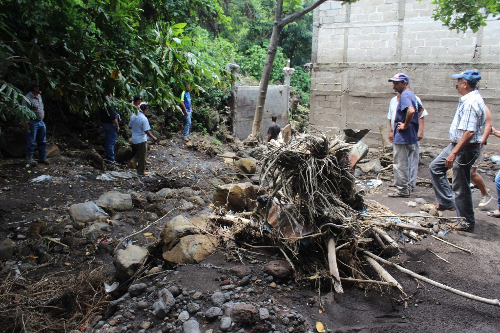 Vecinos observan los estragos que causaron las correntadas en el barrrio Brisas del Chingo, Jerez, Jutiapa. (Foto Prensa Libre: Óscar González)