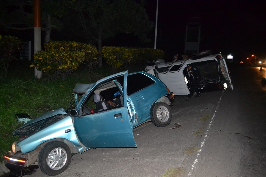 Dos vehículos que protagonizaron un choque en Siquinalá, Escuintla. Una persoma murió. (Foto Prensa Libre: Enrique Paredes)