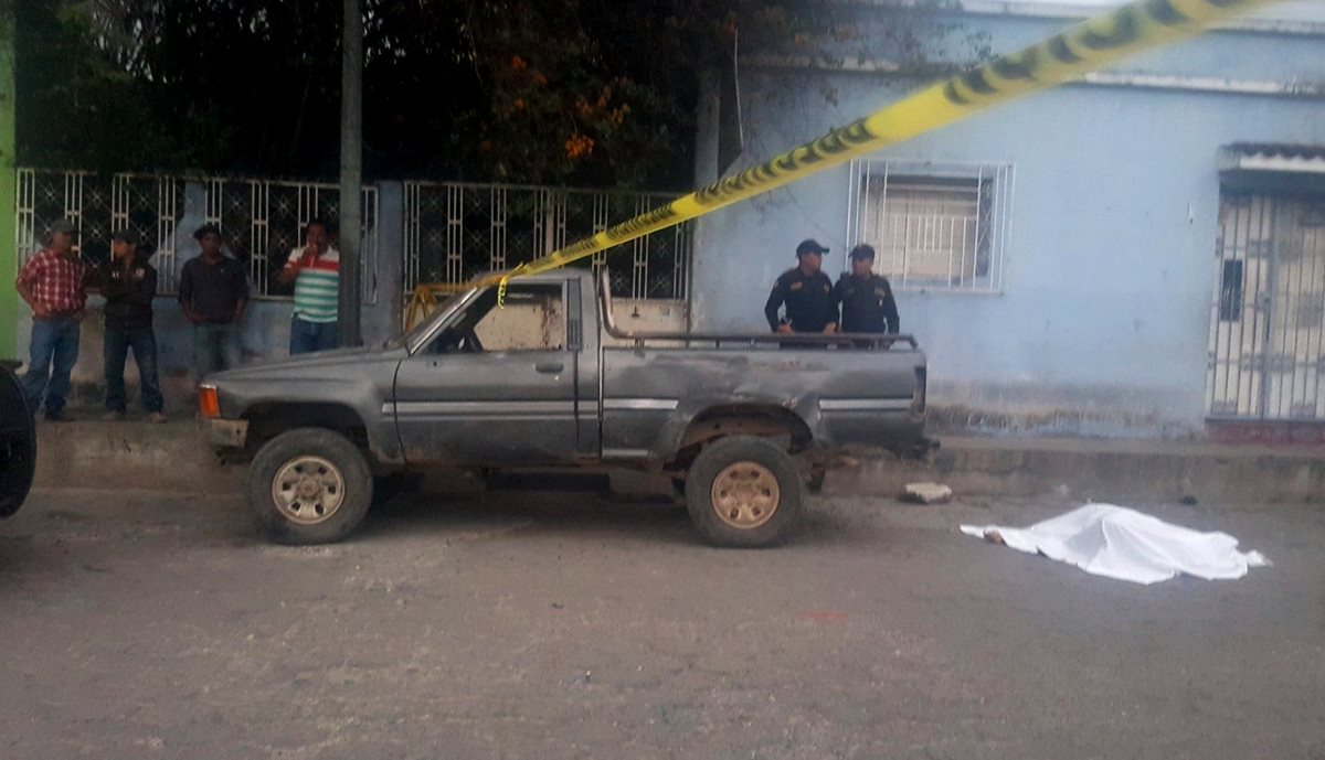 Agentes de la PNC resguardan el cadáver del cafetalero en la colonia San Mateo, Esquipulas, Chiquimula. (Foto Prensa Libre: Mario Morales)
