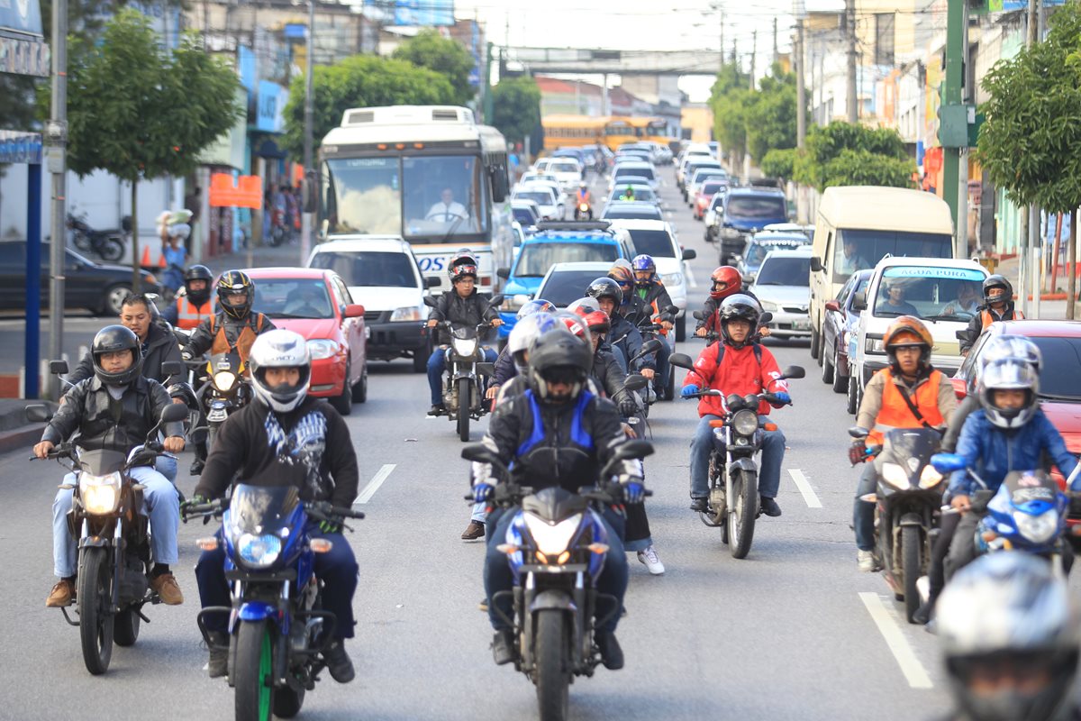 Un grupo de motoristas circula por las calles de la ciudad. (Foto Prensa Libre: Estuardo Paredes)