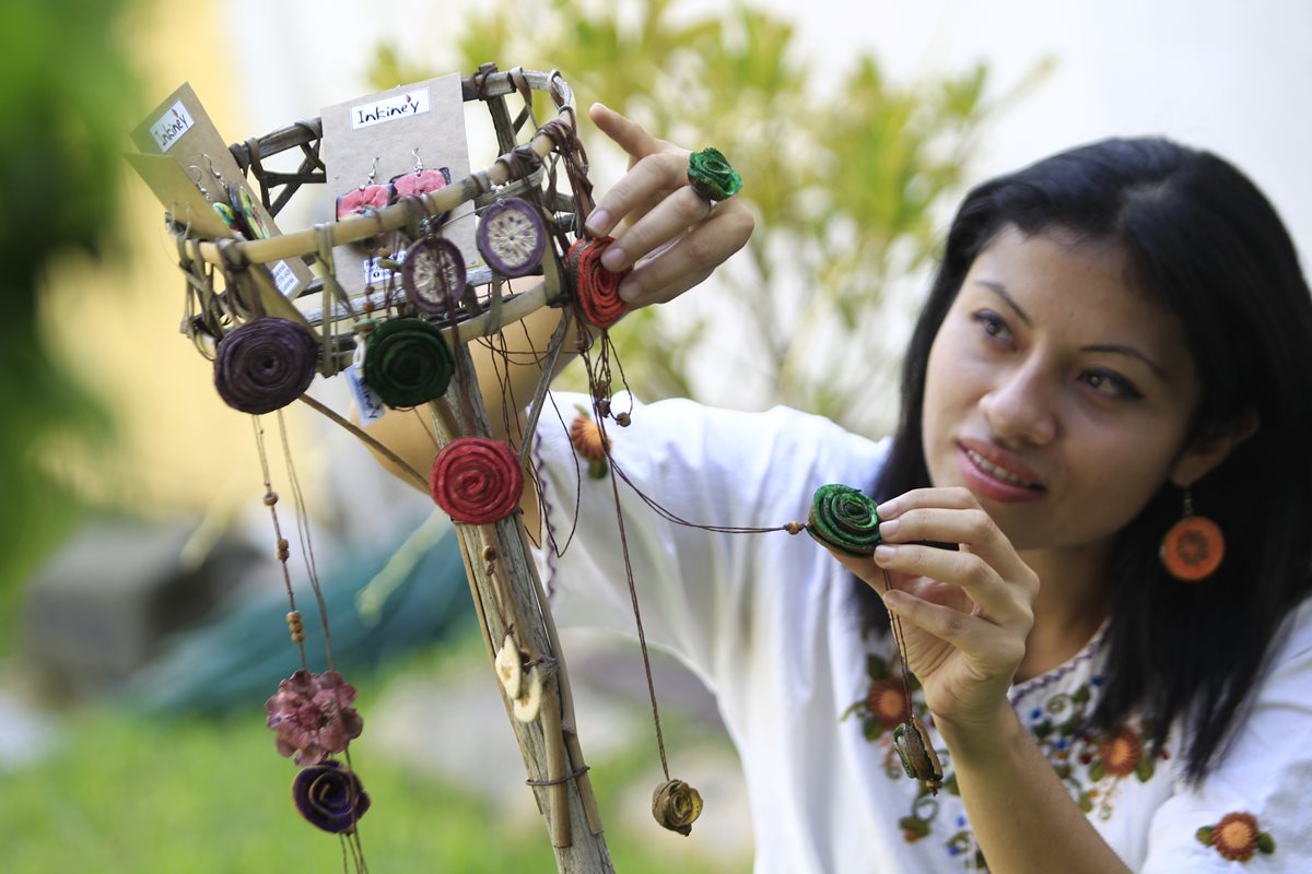 Los accesorios que ofrece Inkine’y son collares, pulseras, anillos y aretes, todos hechos a base de desechos orgánicos de frutas. (Foto Prensa Libre: Carlos Hernández)
