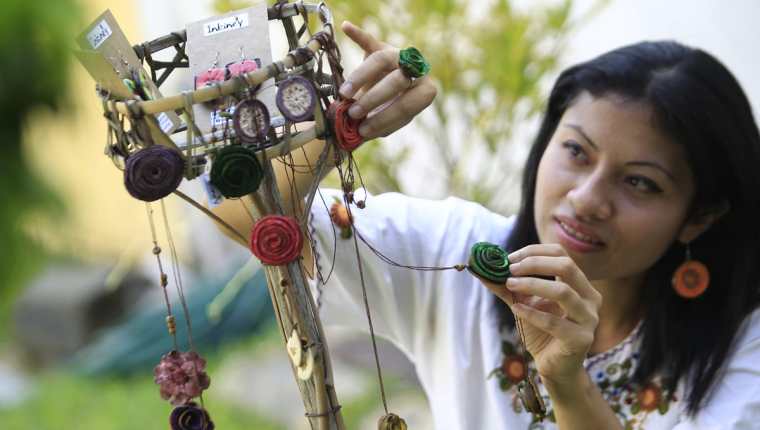Los accesorios que ofrece Inkine’y son collares, pulseras, anillos y aretes, todos hechos a base de desechos orgánicos de frutas. (Foto Prensa Libre: Carlos Hernández)