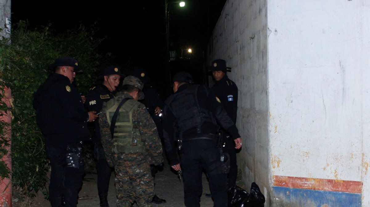 Autoridades inspeccionan el lugar donde fueron encontrados parte de los restos del cadáver de un hombre. (Foto Prensa Libre).
