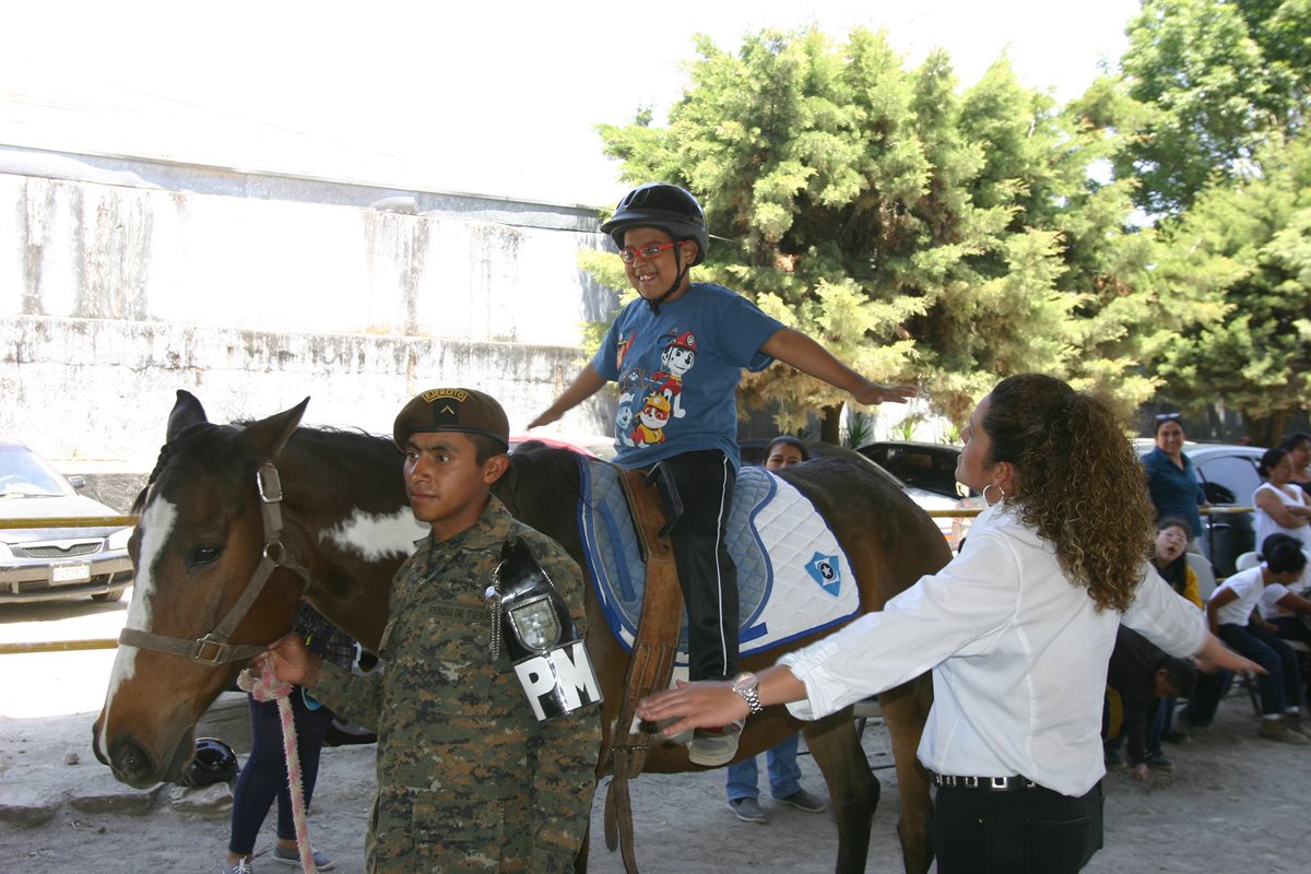 Menor recibe sesión de terapia en el Centro de Equinoterapia que funciona en la Escuela Militar de Equitación. (Foto Prensa Libre: Oscar García).