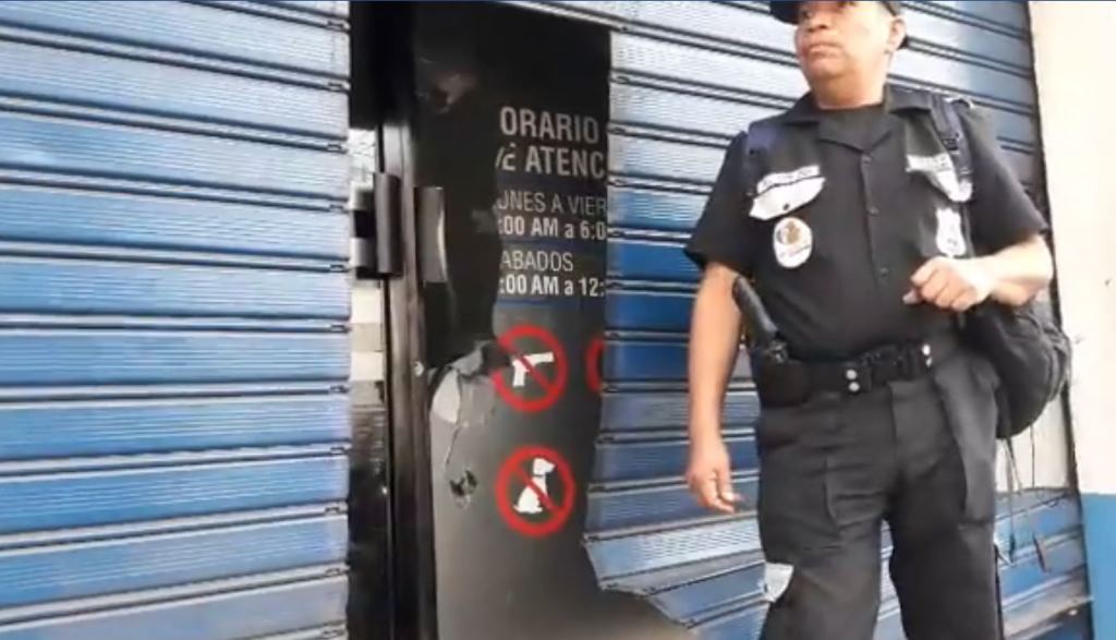 Supuestos vecinos de comunidades rurales de la zona del Pacayá, Coatepeque, lanzaron un artefacto explosivo contra la sede de Energuate en ese municipio. (Foto Prensa Libre: Cortesía) 