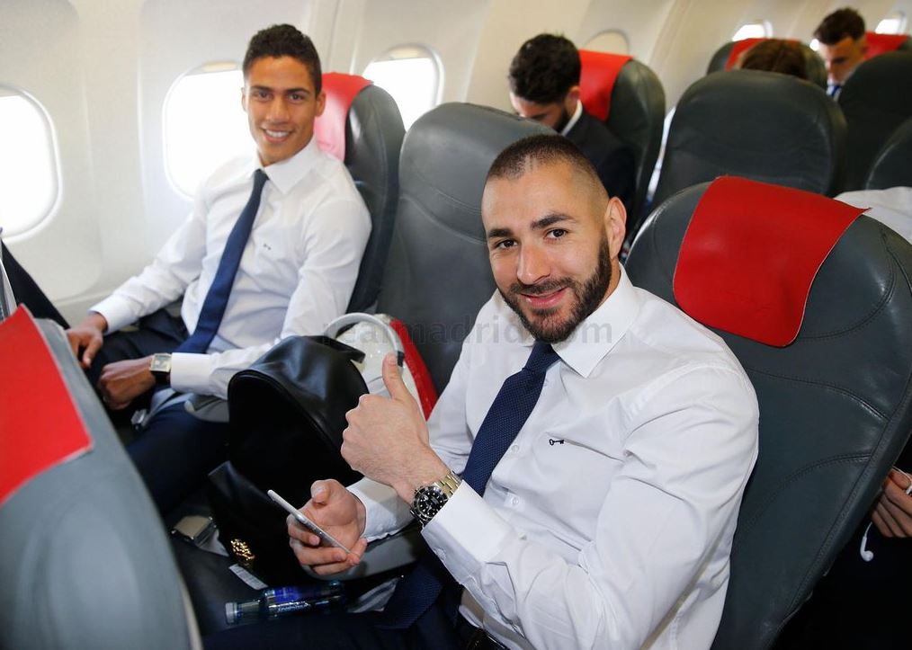 Los jugadores franceses Karim Benzema y Raphael Varane en el avión que trasladó al Real Madrid hasta Inglaterra, para el juego de mañana contra el Manchester City. (Foto Prensa Libre: cortesía Real Madrid)
