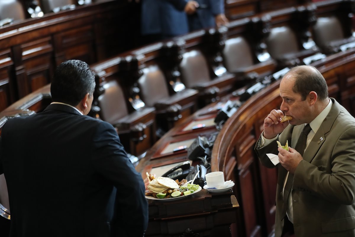 Legisladores comen dentro del hemiciclo. Cada diputado tiene derecho a solicitar Q1 mil de caja chica por mes. (Foto Prensa Libre: Hermeroteca PL)