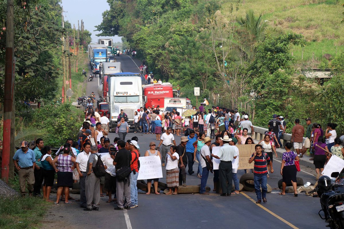Pobladores atravesaron llantas y piedras para evitar el tránsito vehicular. (Foto Prensa Libre: Rolando Miranda)