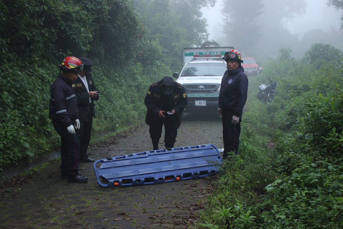 Socorristas resguardan el cadáver de la mujer que aún no ha sido identificada. (Foto Prensa Libre: Víctor Chamalé)