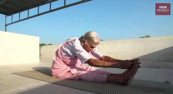 Nanammal de 98 años es una experta instructora de yoga.
