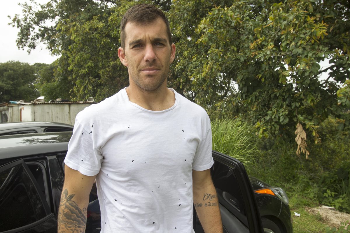 El uruguayo, Javier Irazún mantiene a cero la portería crema. (Foto Prensa Libre: Norvin Mendoza)