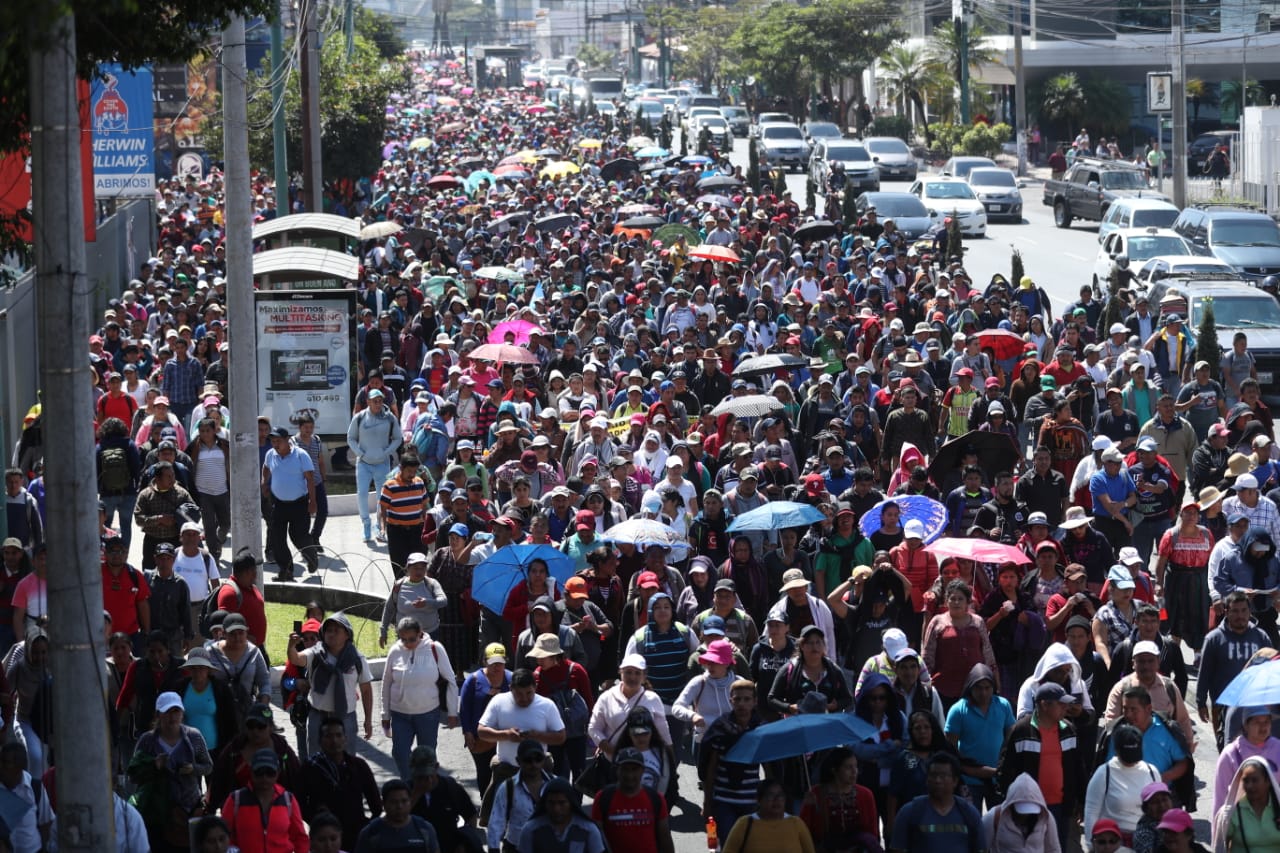 Maestros e integrantes del CUC se enfilan por la 7a. avenida, zona 1, hacia la Plaza de la Constitución. (Foto Prensa Libre: Esbin García)
