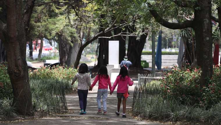 Vivir en las cercanías de áreas verdes o parques es beneficioso para el desarrollo integral de los niños. (Foto Prensa Libre: Paulo Raquec)