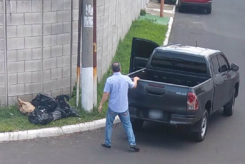Una persona fue captada en un sector de San Cristobal, zona 8 de Mixco, cuando dejaba varias bolsas con basura que llevaba en un picop.(Foto Prensa Libre:cortesía)