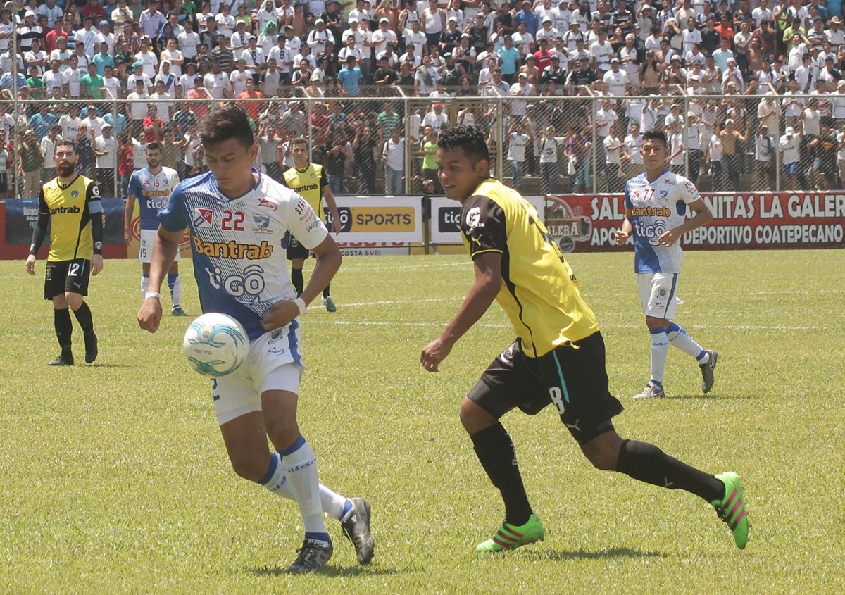 Suchitepéquez venció 2-1 a los cremas en el partido que se jugó en el estadio Israel Barrios. (Foto Prensa Libre: Alexánder Coyoy).