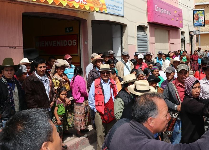 Pobladores protestan frente a la Fiscalía de la Mujer en Santa Cruz del Quiché. (Foto Prensa Libre: Héctor Cordero)