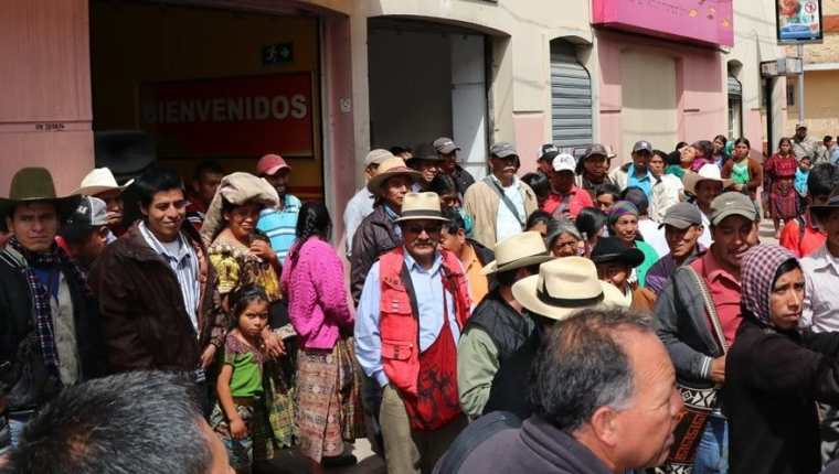 Pobladores protestan frente a la Fiscalía de la Mujer en Santa Cruz del Quiché. (Foto Prensa Libre: Héctor Cordero)