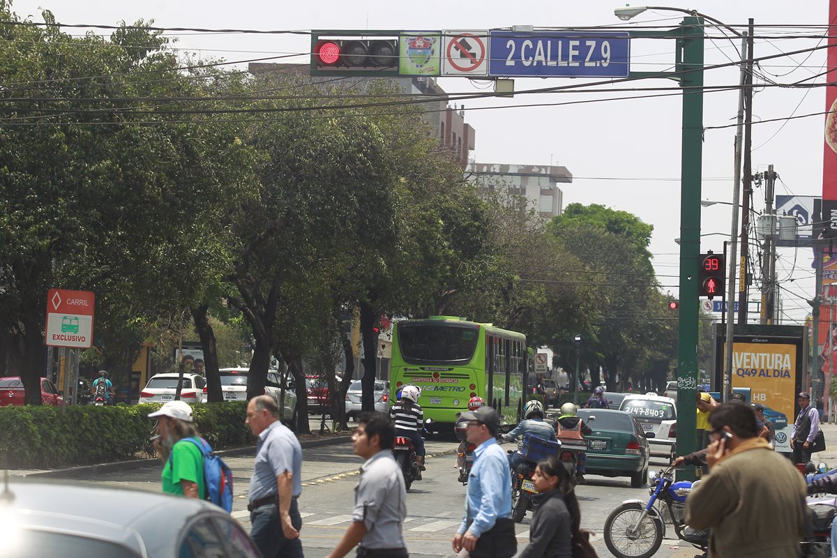Los semáforos a lo largo de la 6a avenida, zona 9, están sincronizados desde el centro de monitoreo en la zona 12. (Foto Prensa Libre: Carlos Hernández)