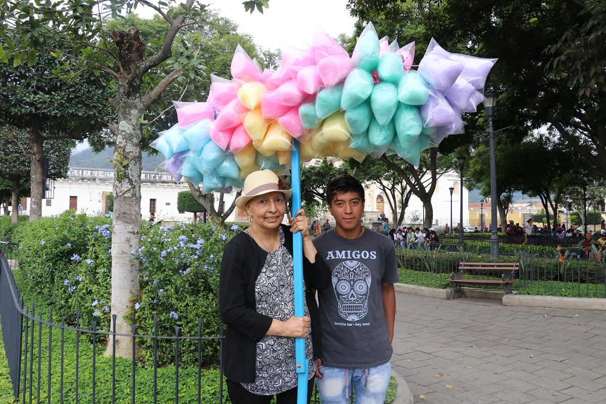 Bety López acompaña al vendedor de algodones Miguel Alfredo Juárez,  de 17 años, a quién el sábado la PMT le decomiso su producto. (Foto Prensa Libre: Julio Sicán)