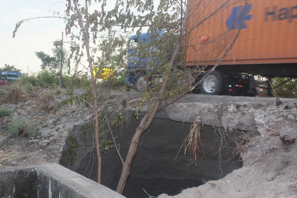 Tráiler pasa por el lugar donde se registra el socavamiento en Escuintla. (Foto Prensa Libre: Melvin Sandoval).