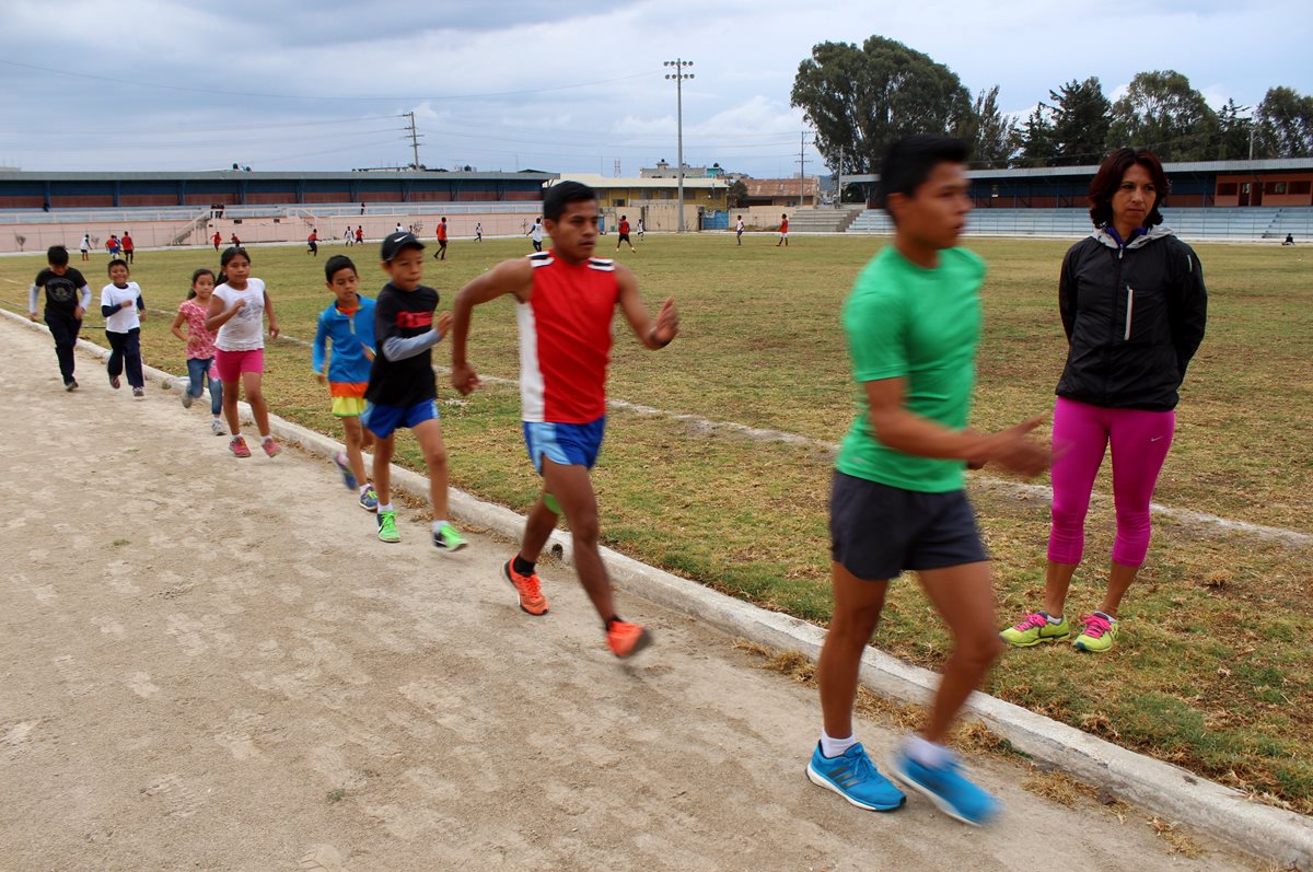 Teresita Collado supervisa de cerca el entrenamiento de sus alumnos. (Foto Prensa Libre: Oscar Figueroa)