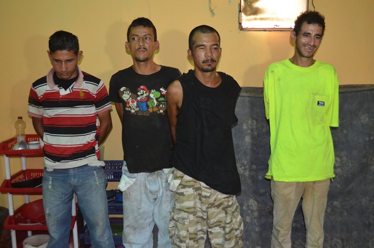 Agentes custodian a señalados de vender droga al menudeo, en Champerico, Retalhuleu. (Foto Prensa Libre: Jorge Tizol)