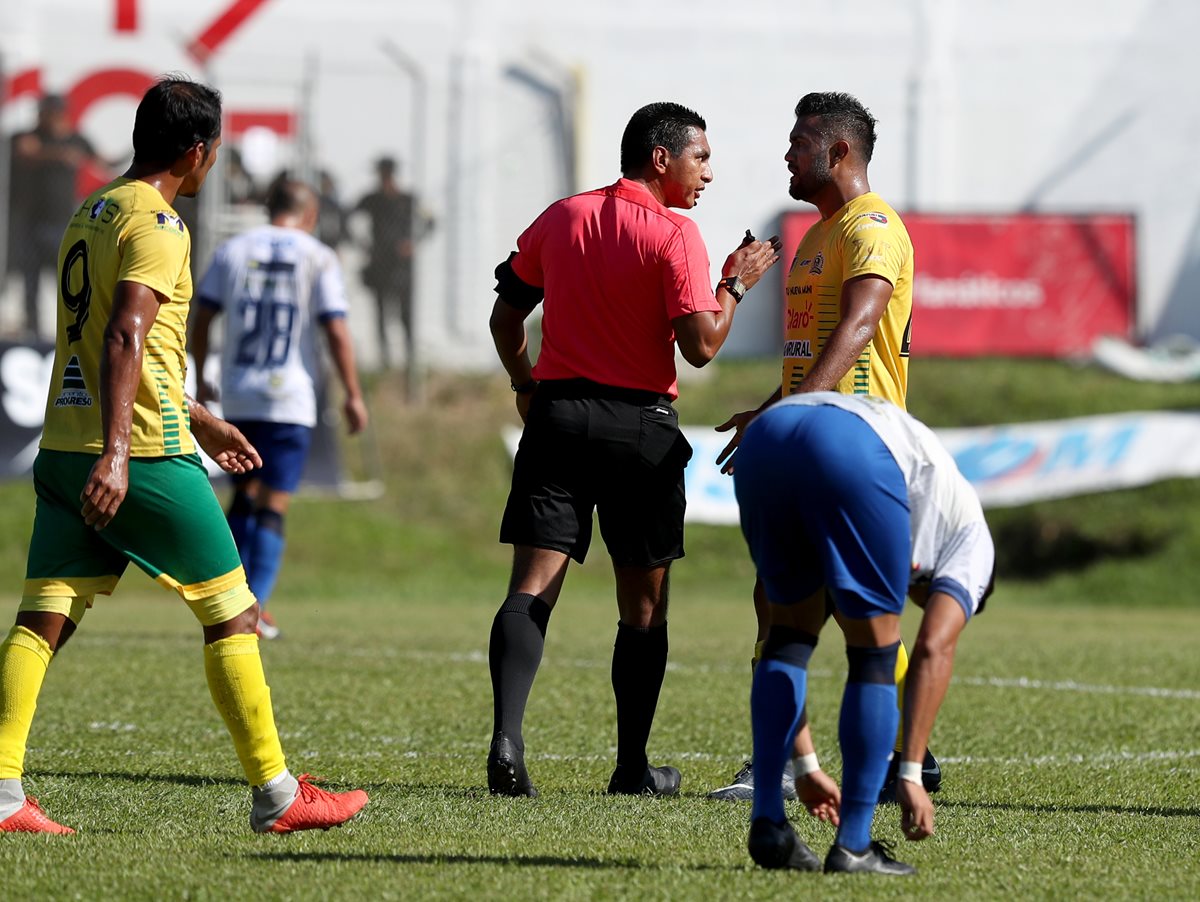 El árbitro Bryan López tuvo que hablarle varias veces fuerte a Erwin Morales de Guastatoya por su juego fuerte. (Foto Prensa Libre: Carlos Vicente)