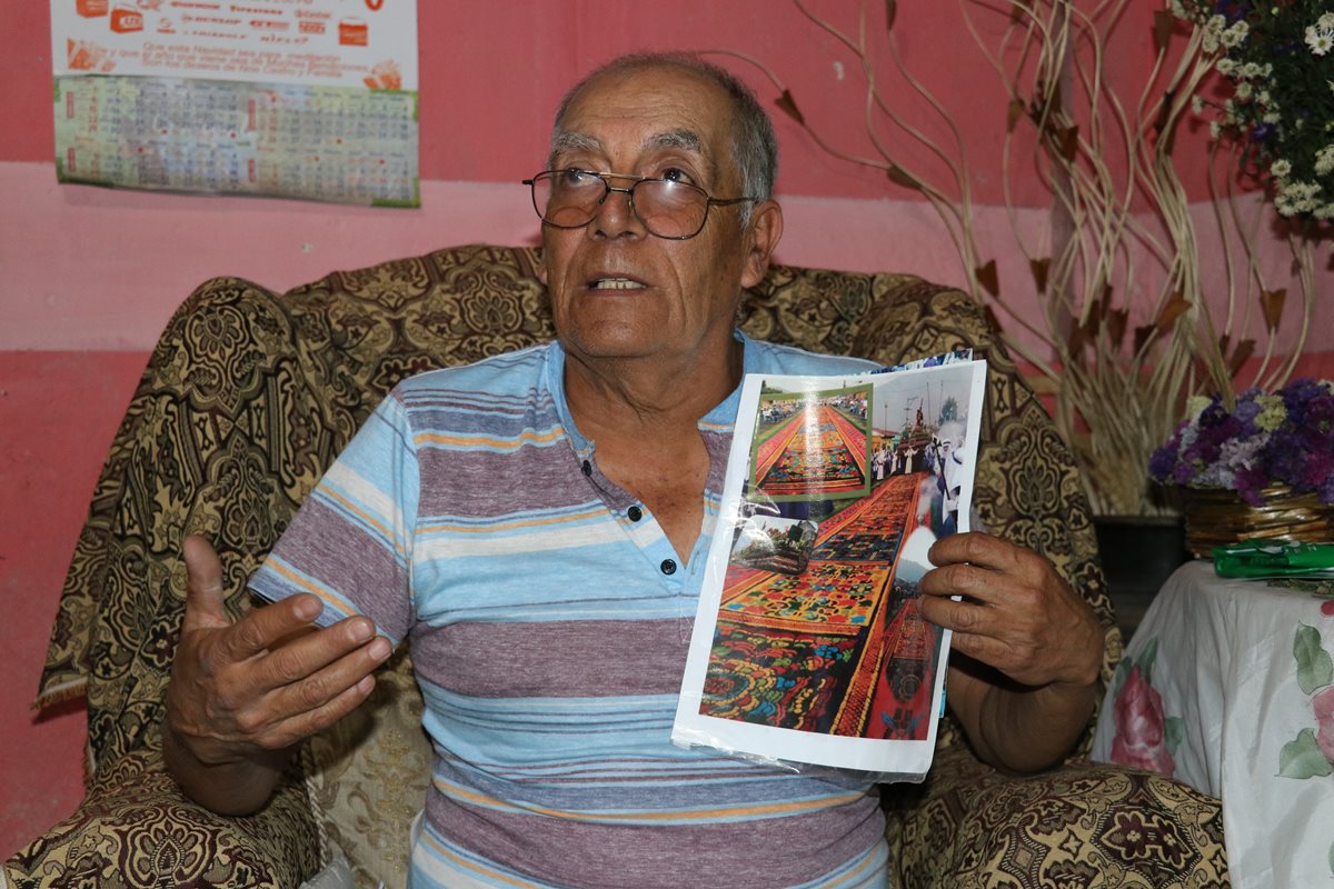 Luis Alberto Montiel mantiene la tradición de su padre Manuel Montiel de elaborar la alfombra por ya 87 años. (Foto Prensa Libre: Julio Sicán)