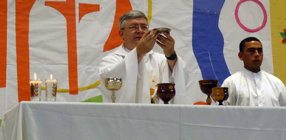 Monseñor Julio Cabrera Ovalle, nombrado nuevo obispo de Zacapa, oficia un servicio religioso. (Foto Prensa Libre: Cortesía Diócesis de Jalapa)