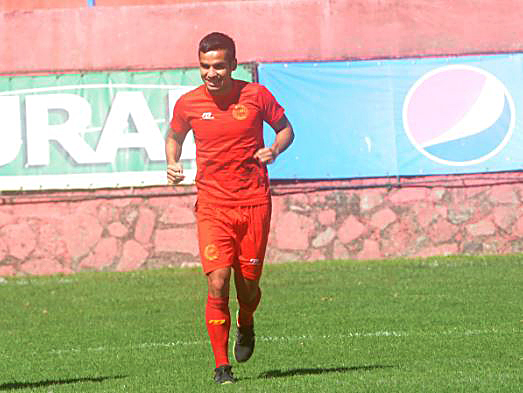 Víctor Alexis Matta corre en el estadio Manuel F. Carrera, ayer, después de la caída de Municipal en la final de ida. (Foto Prensa Libre: Edwin Fajardo)