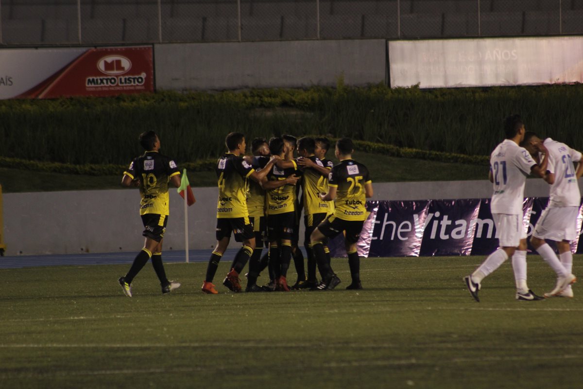 Los jugadores de Petapa festejaron el empate en el Cementos Progreso. (Foto Prensa Libre: Cortesía Javier del Cid)