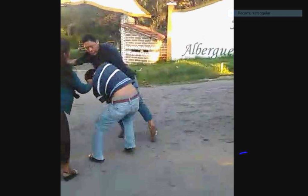 Imagen capta momento de la pelea entre los dos ayudantes, en Tecpán Guatemala, Chimaltenango. (Foto Prensa Libre).