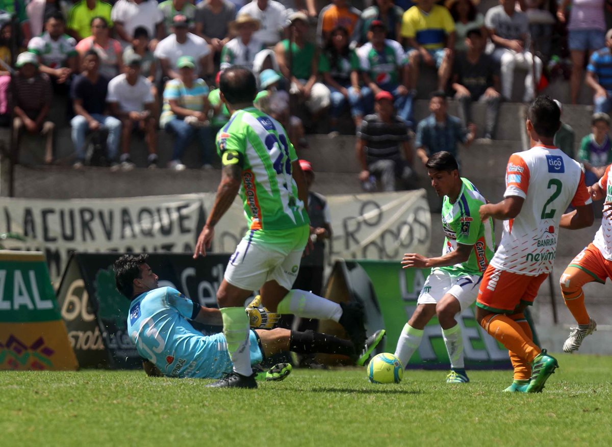 Luis Pedro Molina vio como en dos ocasiones Antigua superaba su arco esta tarde. (Foto Prensa Libre: Renato Melgar)