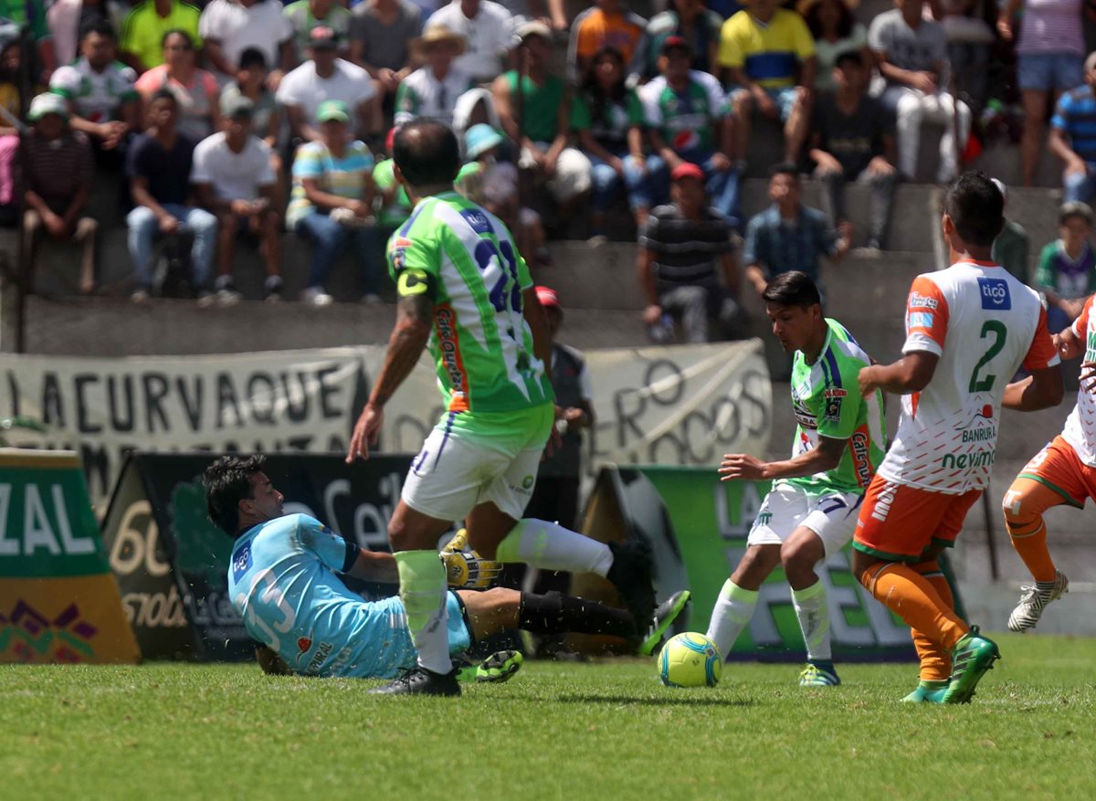 Luis Pedro Molina vio como en dos ocasiones Antigua superaba su arco esta tarde. (Foto Prensa Libre: Renato Melgar)