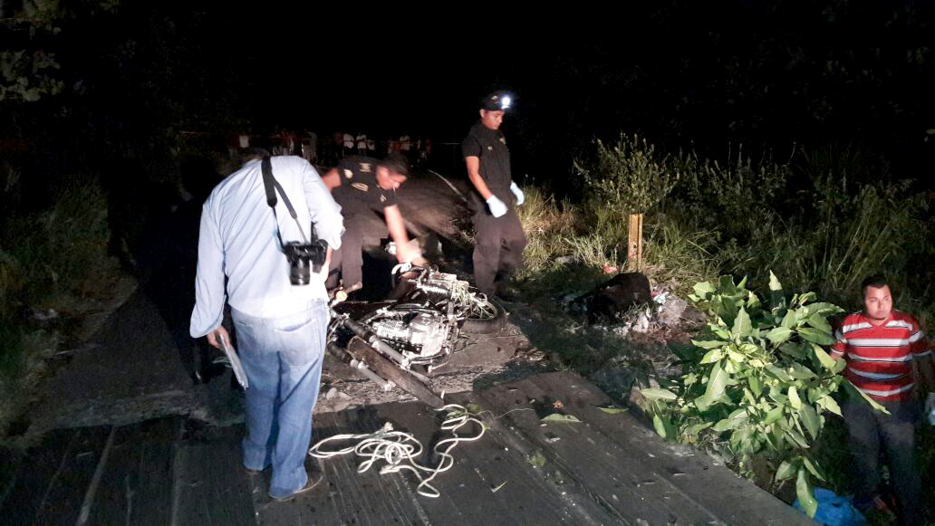 La motocicleta donde viajaban los dos hombres quedó completamente destruida. (Foto Prensa Libre: Dony Stewart)
