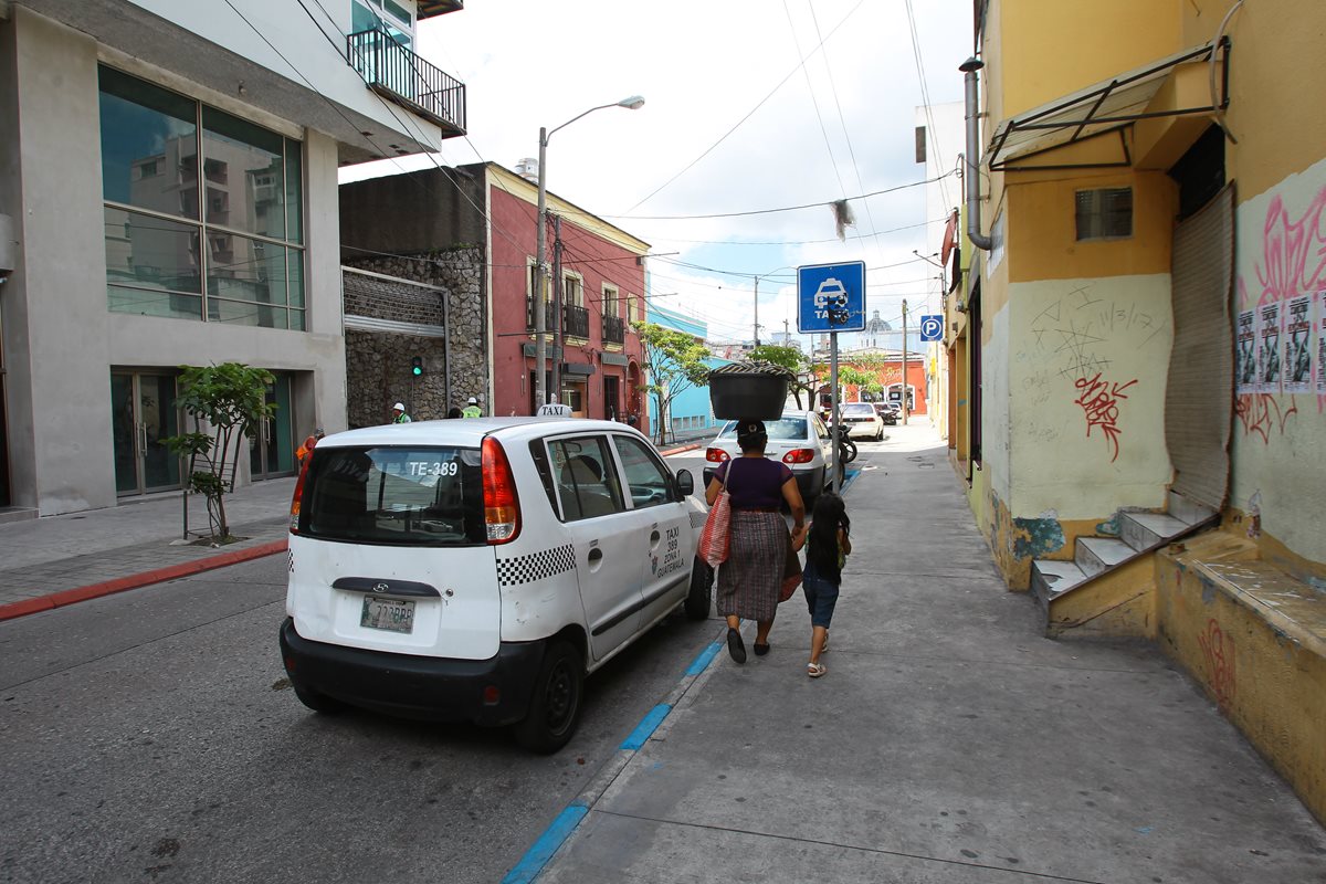 Peatones y personas en situación de calle suelen ensuciar las aceras y los postes del tendido eléctrico en la zona 1. (Foto Prensa Libre: Álvaro Interiano).