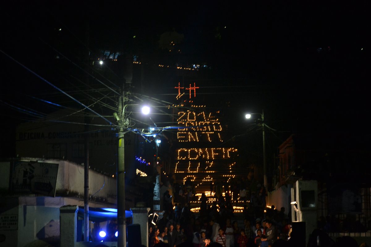 "2016 Cristo en ti confío luz y paz" se lee en las gradas del templo El Calvario en Cobán, Alta Verapaz. (Foto Prensa Libre: Ángel Martín Tax)