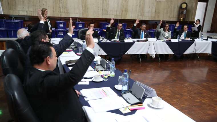 Uno de los momentos en que la Comisión de Postulación para Fiscal General del Ministerio Público, revisan los expedientes de los candidatos. (Foto Prensa Libre: Hemeroteca)
