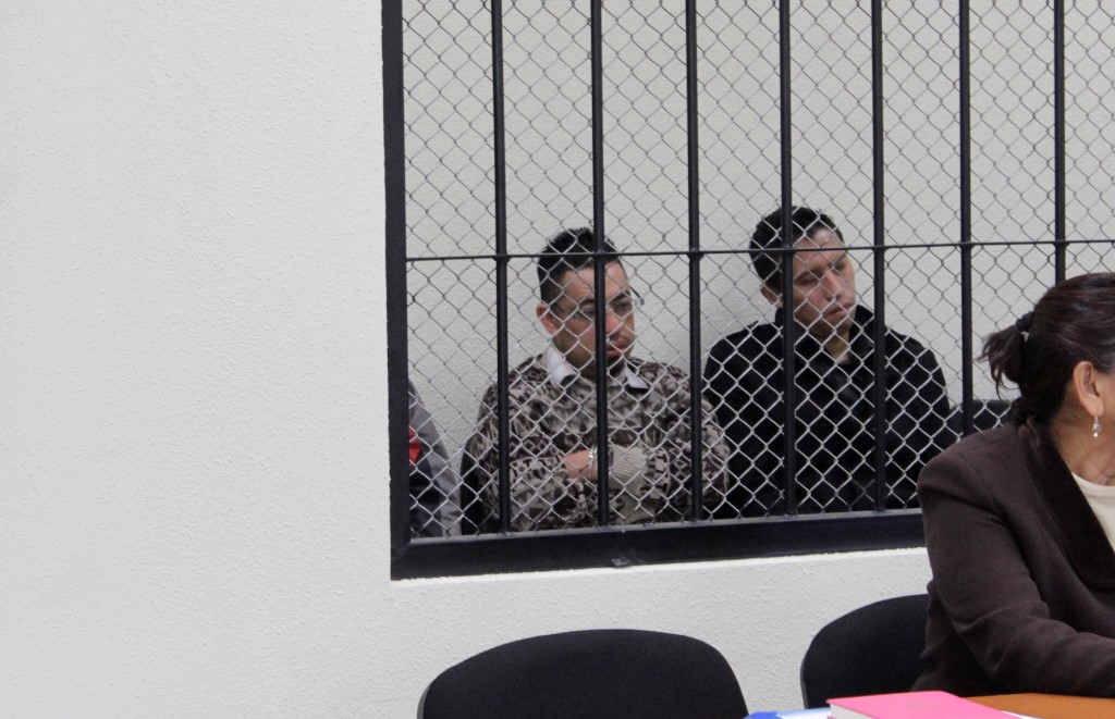 Edwin Omar Roblero Sánchez y José Manuel Coyoy escuchan la decisión de los jueces en el Tribunal Primero de Sentencia Penal de Quetzaltenango. (Foto Prensa Libre: María José Longo).