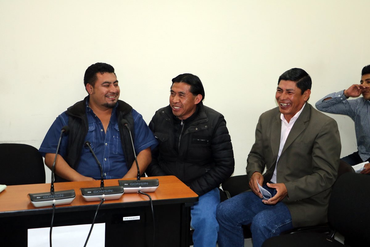 Los tres concejales al momento de escucharon la resolución del juez el pasado 1 de marzo, que los dejó absueltos de los cargos. (Foto Prensa Libre: Carlos Ventura)