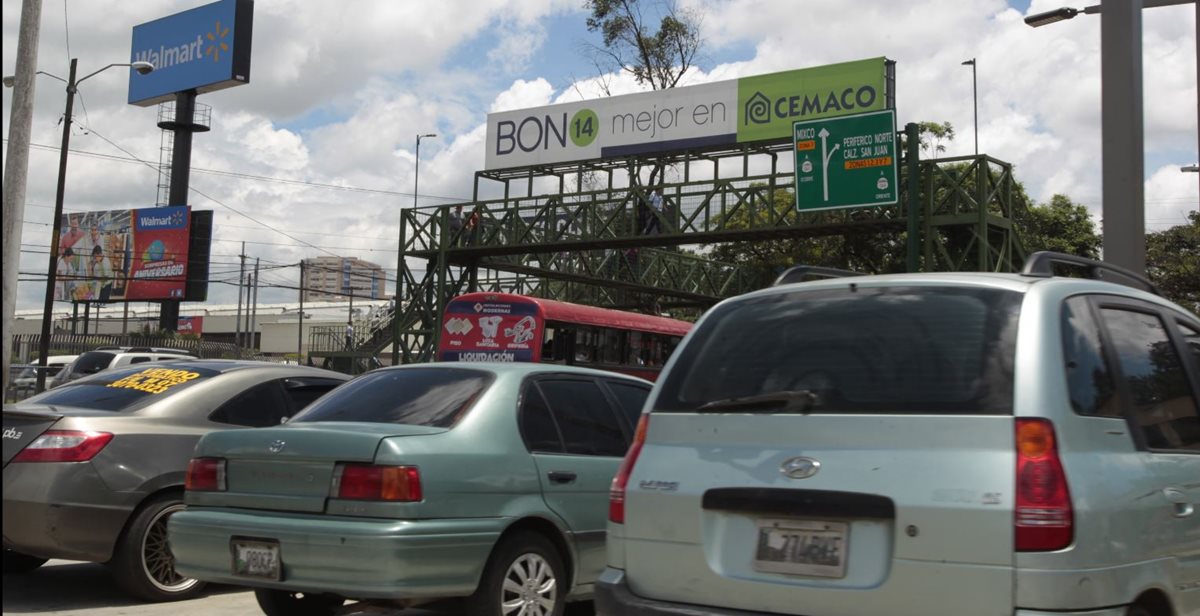 El pago del bono 14 causa movilizaciones masivas de compradores a centros comerciales, por lo que se esperan atascos viales. (Foto Prensa Libre: Carlos Hernández)