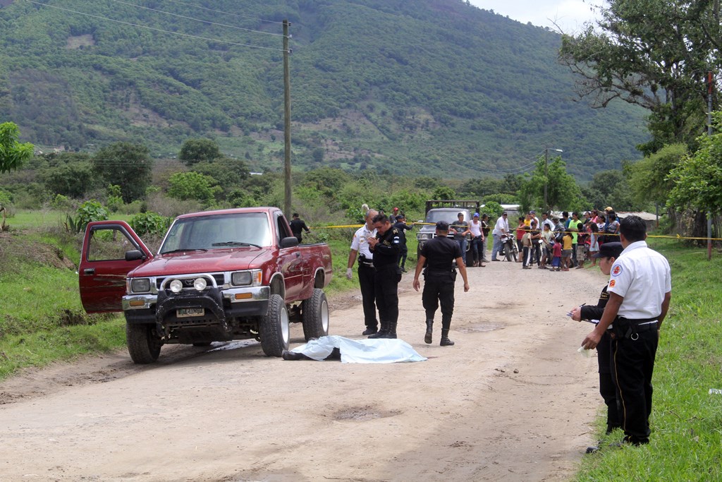 Vecinos observan el cadáver del salvadoreño Jorge Castillo, quien fue ultimado en el camino de Jalapa a la aldea Achiotes Jumay. (Foto Prensa Libre: Hugo Oliva)
