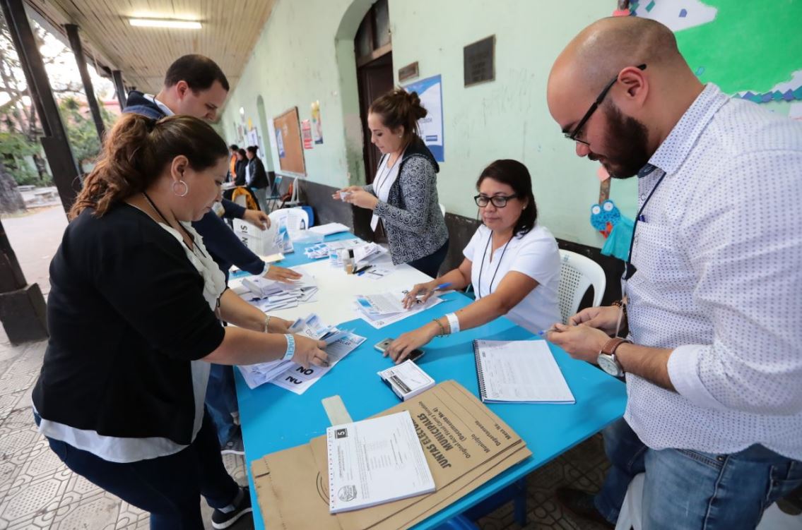 Momento en que mesas electorales empiezan conteo de votos de la Consulta Popular Guatemala 2018. Belice aún no tiene fecha para realizar su referendo. (Foto Prensa Libre: Álvaro Interiano)