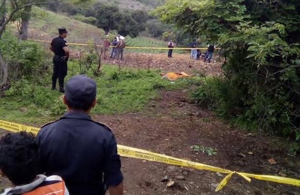 Agentes de la PNC resguardan lugar donde fue localizado el cadáver de una mujer, en la cabecera de Jutiapa. (Foto Prensa Libre: Óscar González)