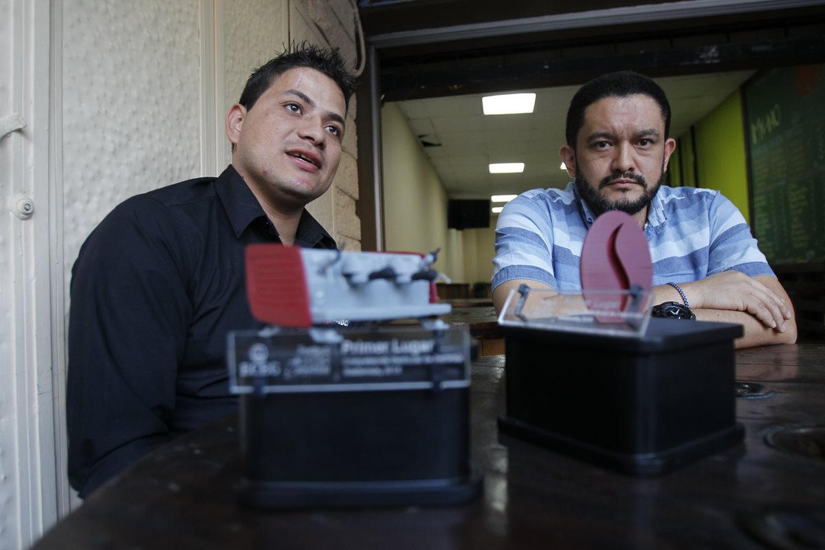 José de la Peña (izquierda) y Héctor González (derecha) son los ganadores de la competencia nacional de baristas y catadores. (Foto Prensa Libre: Paulo Raquec)