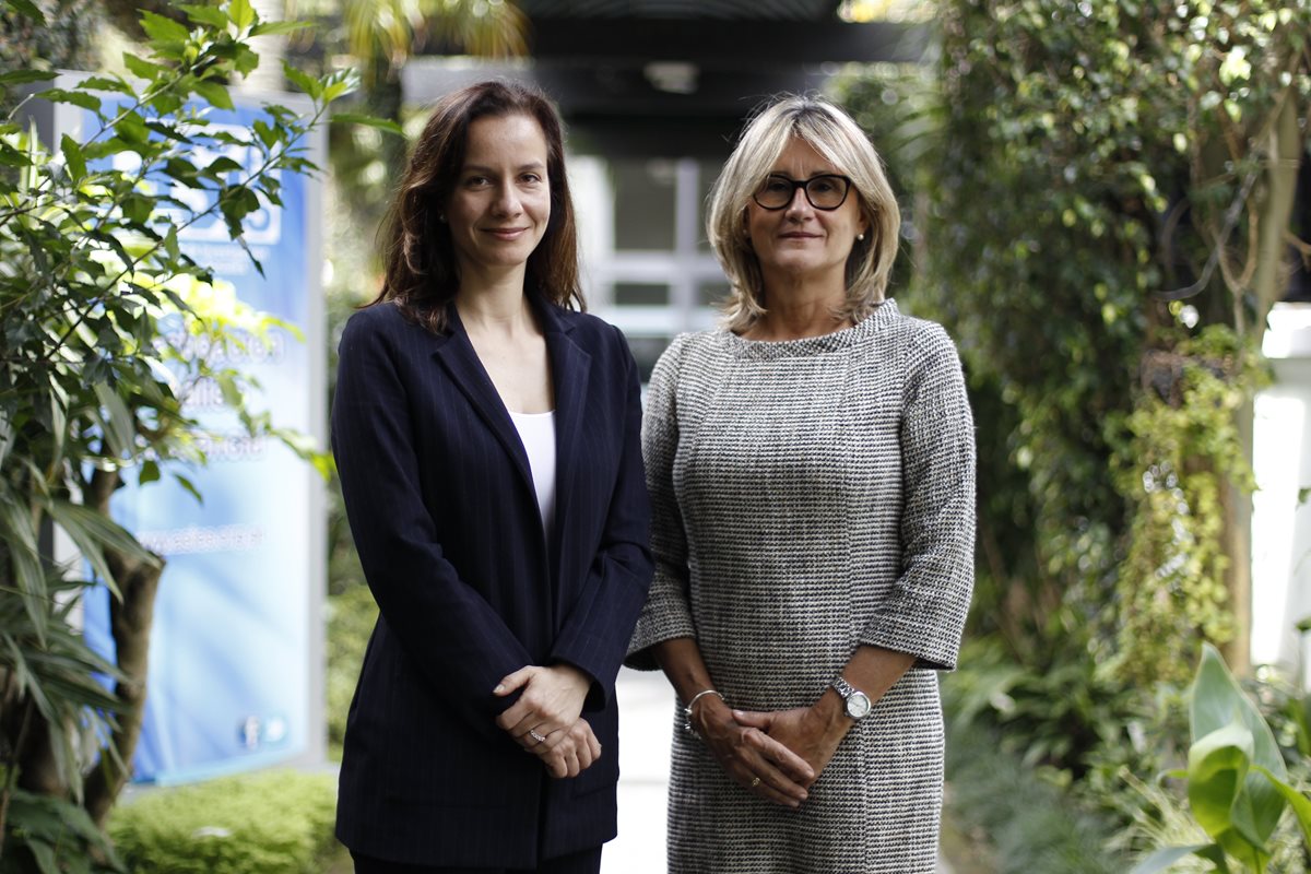 Pamela Sittenfeld, de Costa Rica, y Celina Escolan, de El Salvador, compartieron su experiencia con la Asociación de Investigación y Estudios Sociales (Asíes) en el tema de Ley de Competencia. (Foto Prensa Libre: Paulo Raquec)